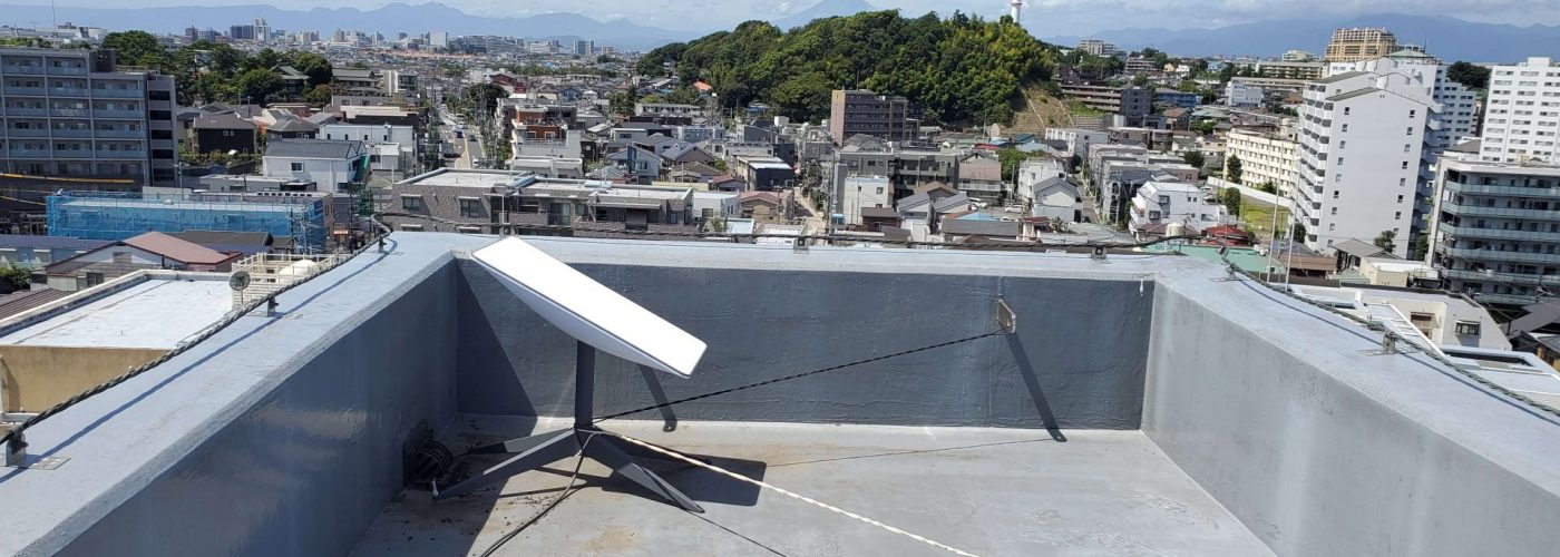 (写真は建装工業の現場でスターリンクを設置利用している様子です)