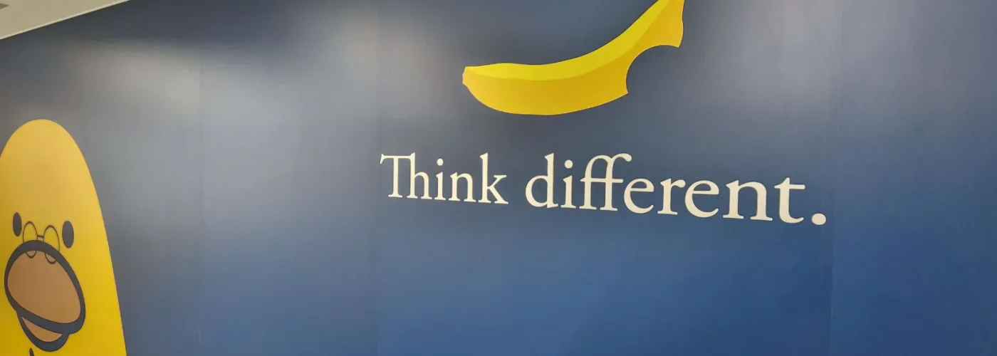 (写真はバナナでもアップル大好きダックビル、のロゴです)