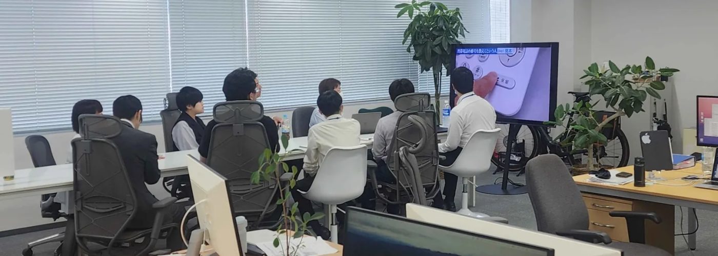 （写真は若手社員が電話接遇バトルを繰り広げている戦場の様子です）