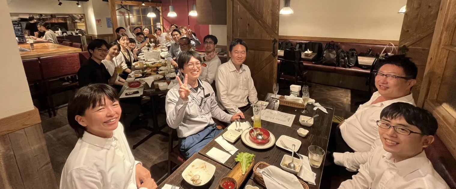写真は全体会議後に開かれた会食の様子です。