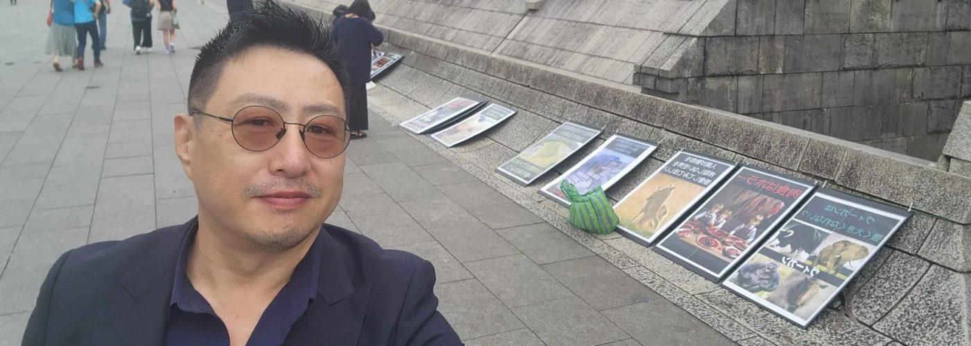 （写真は上野公園でゲリラ個展を楽しむ私です）