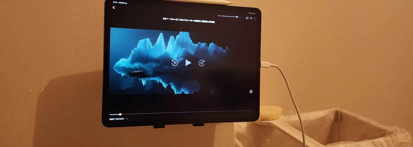 （写真は寝室の即席映画館、上映風景です）