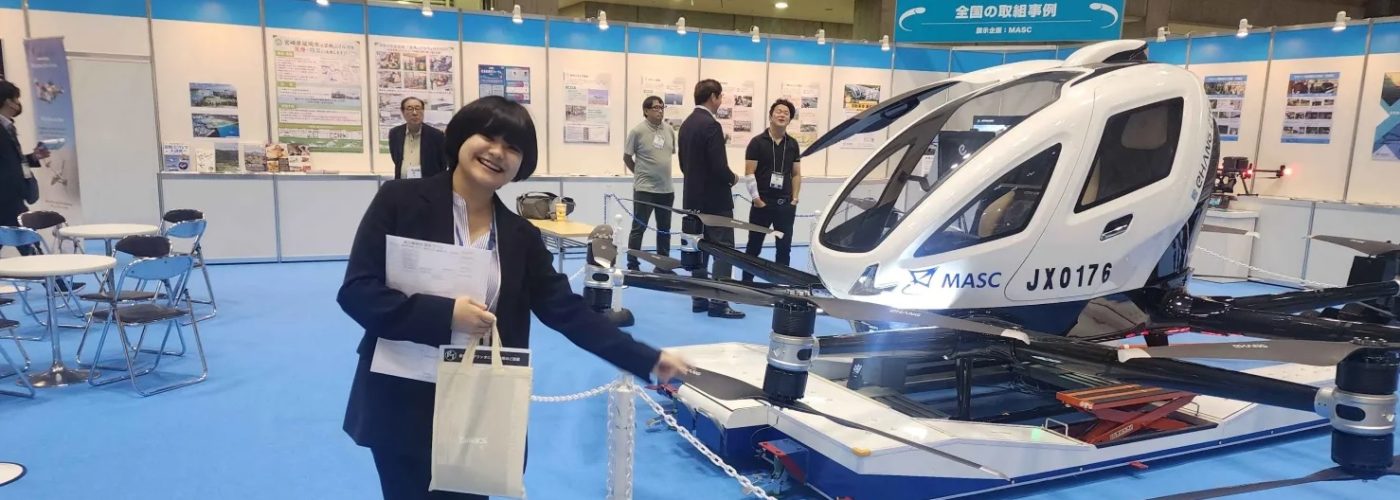 （写真はドローンと弊社の敏腕デザイナーです…何の関係もないですけれどもw）