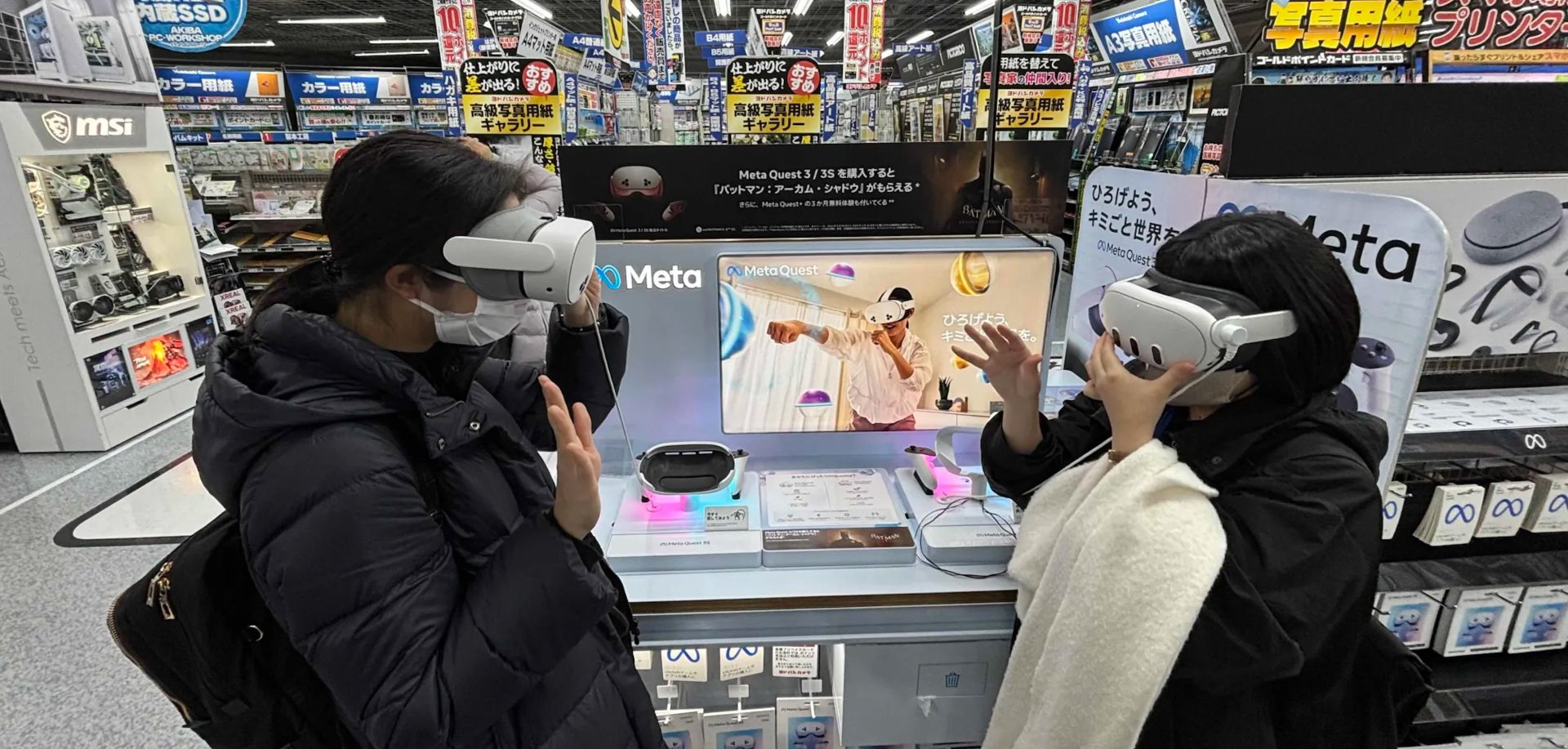 （写真はヨドバシで怪しい行動をしているダックビルデザイナーたち）