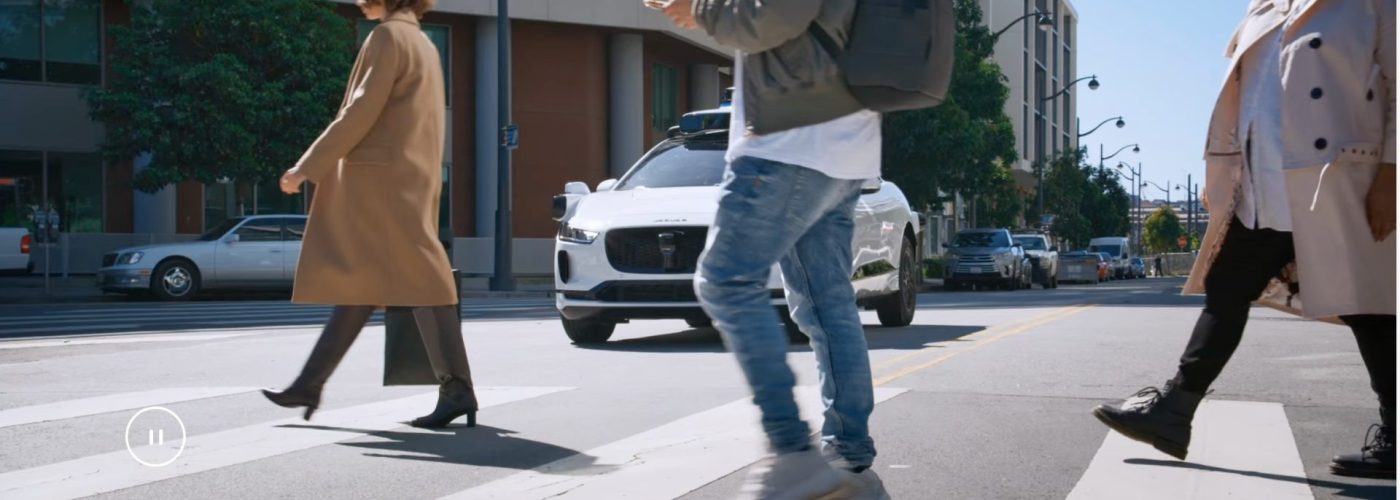 （写真はアリゾナ州で実際に運行されているWaymo車両。完全自動運転で街中を走っている）