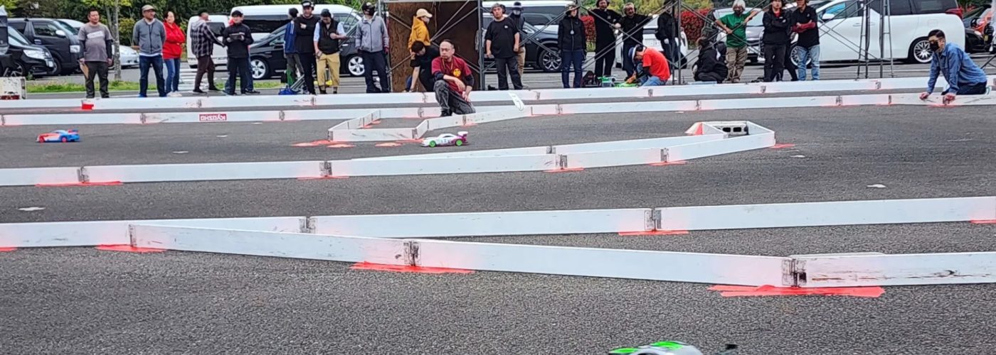 （写真：KYOSHO CUPのコースを疾走する1/10スケールGTカー。スマホを置き、鼓動をマシンに預ける瞬間──“夢中力”ここに極まれり）