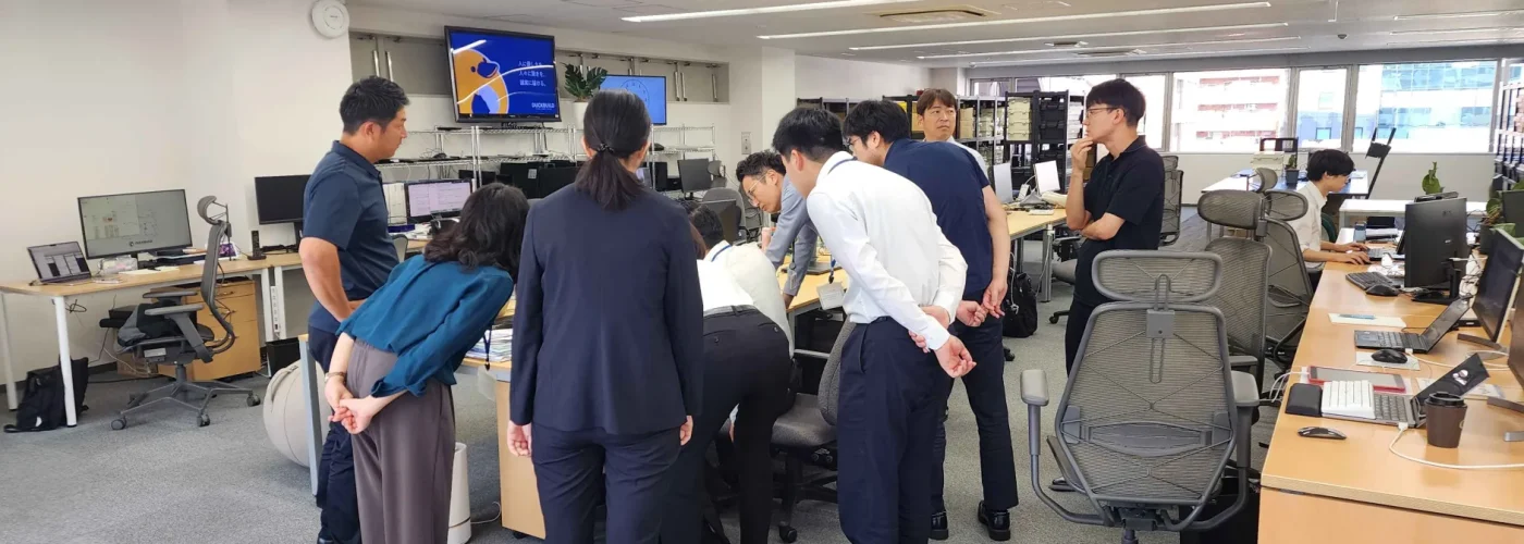 自然と集まり、電話に耳を傾けます。