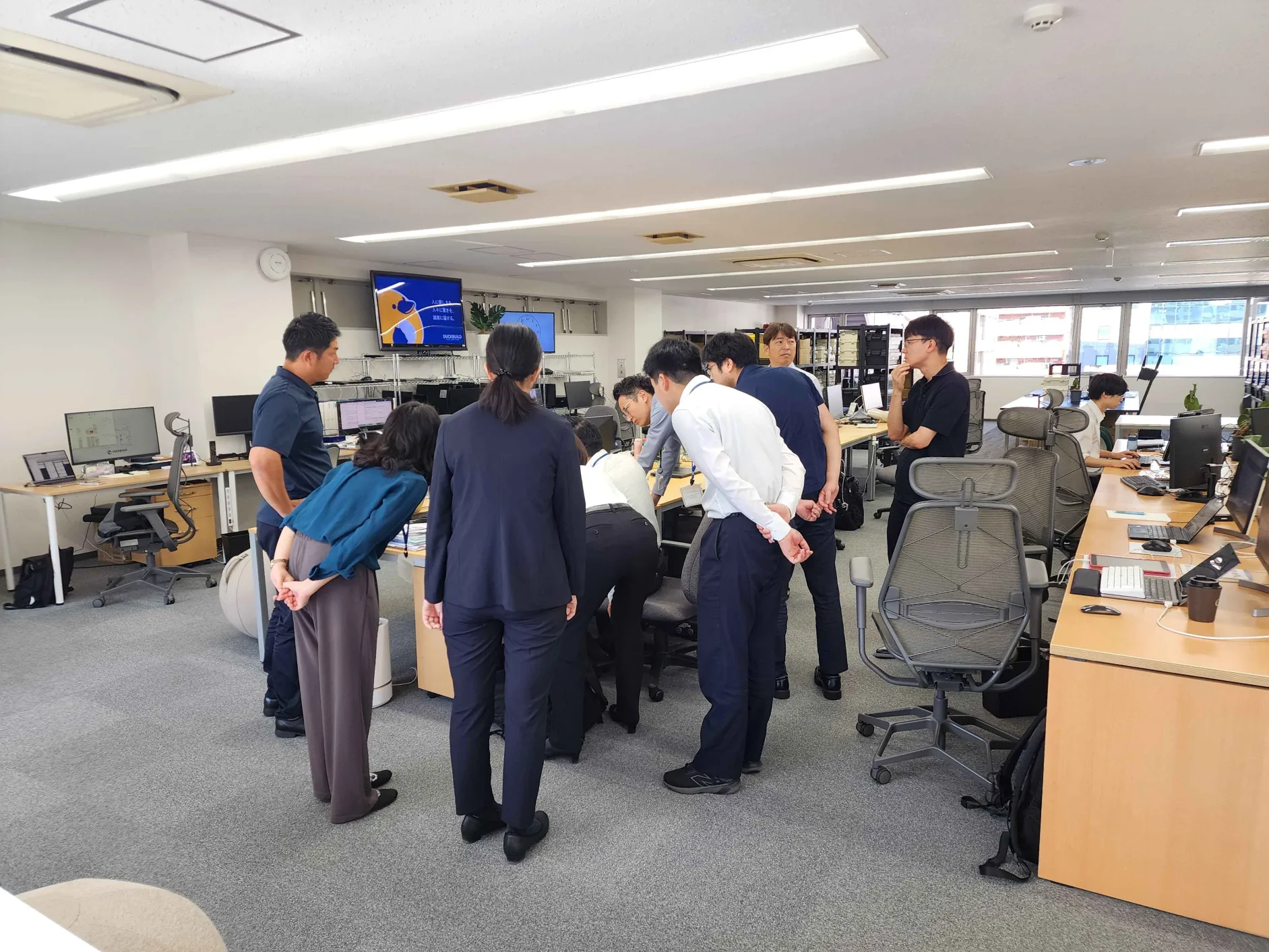 自然と集まり、電話に耳を傾けます。