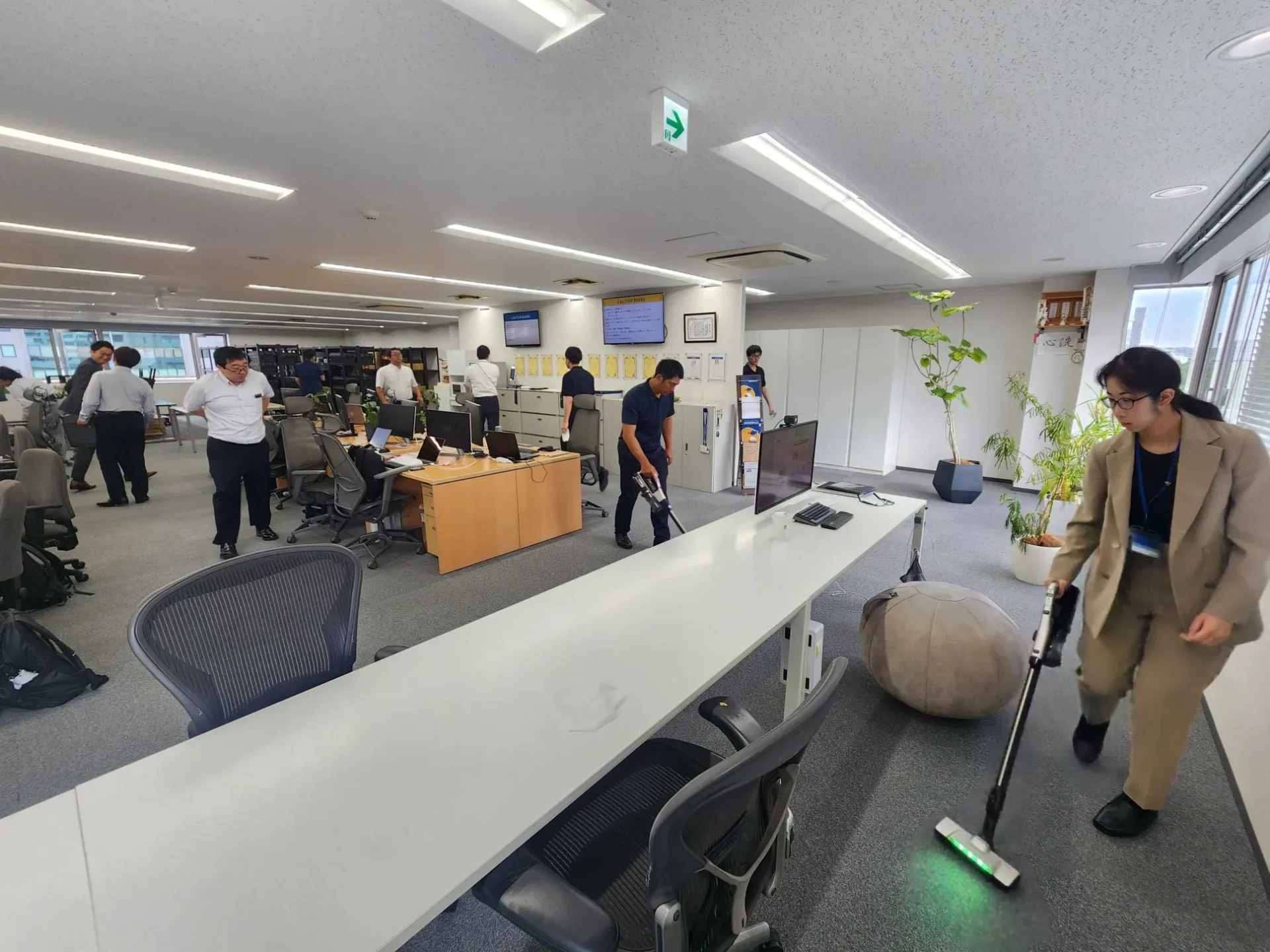 私の担当は机と棚の雑巾掛けと神棚です。