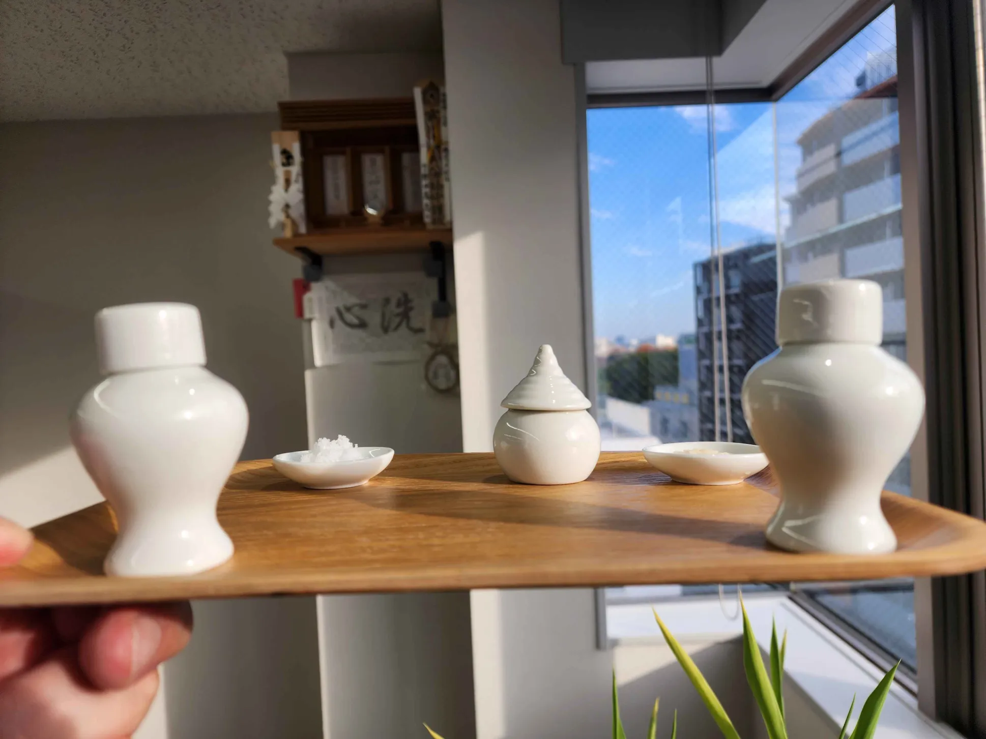 清々しいお供物の交換。