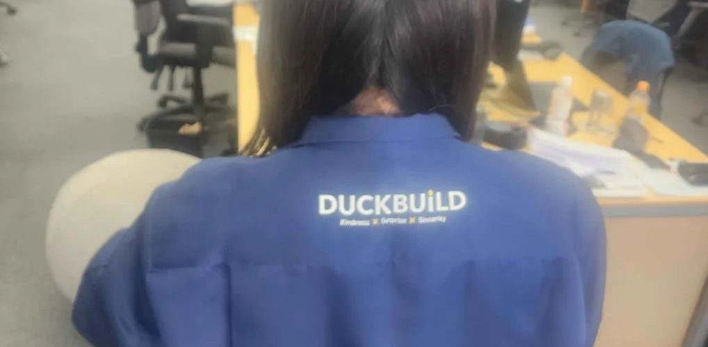 バックプリントも刺繍です。