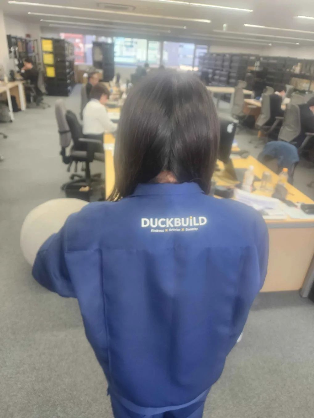 バックプリントも刺繍です。