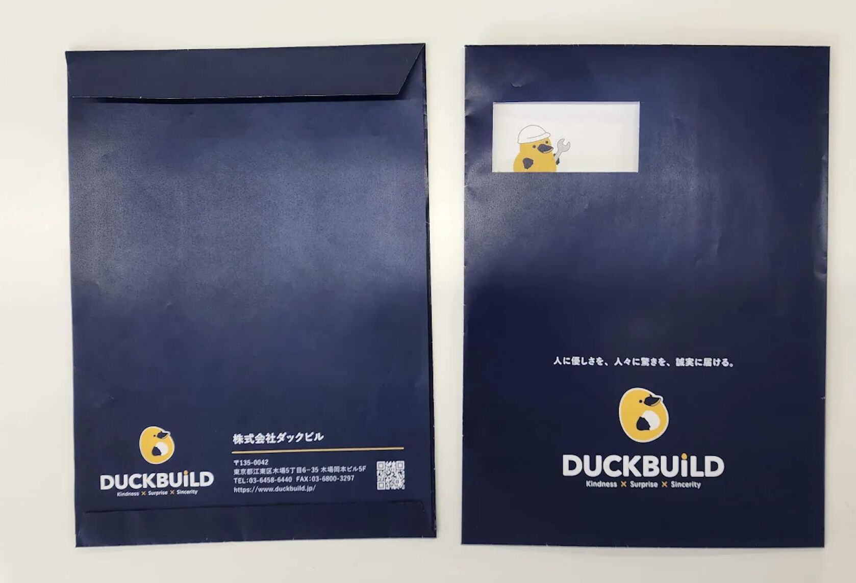 小窓から、ダックビルくんがのぞいています。