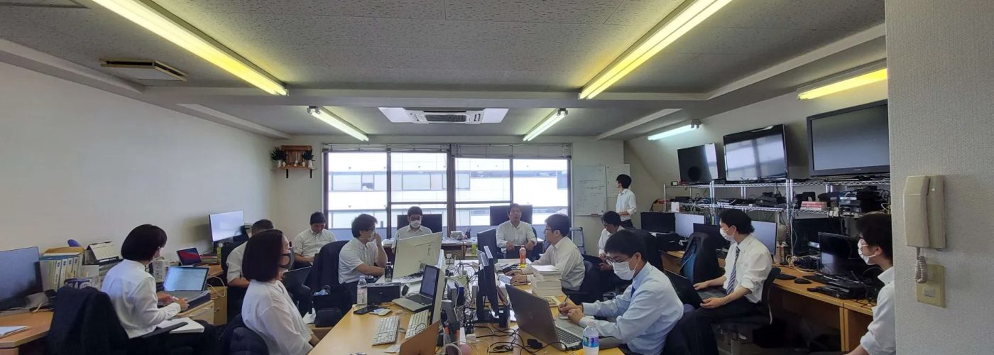 女性もいるのにトイレは１つ…とんでもないな。