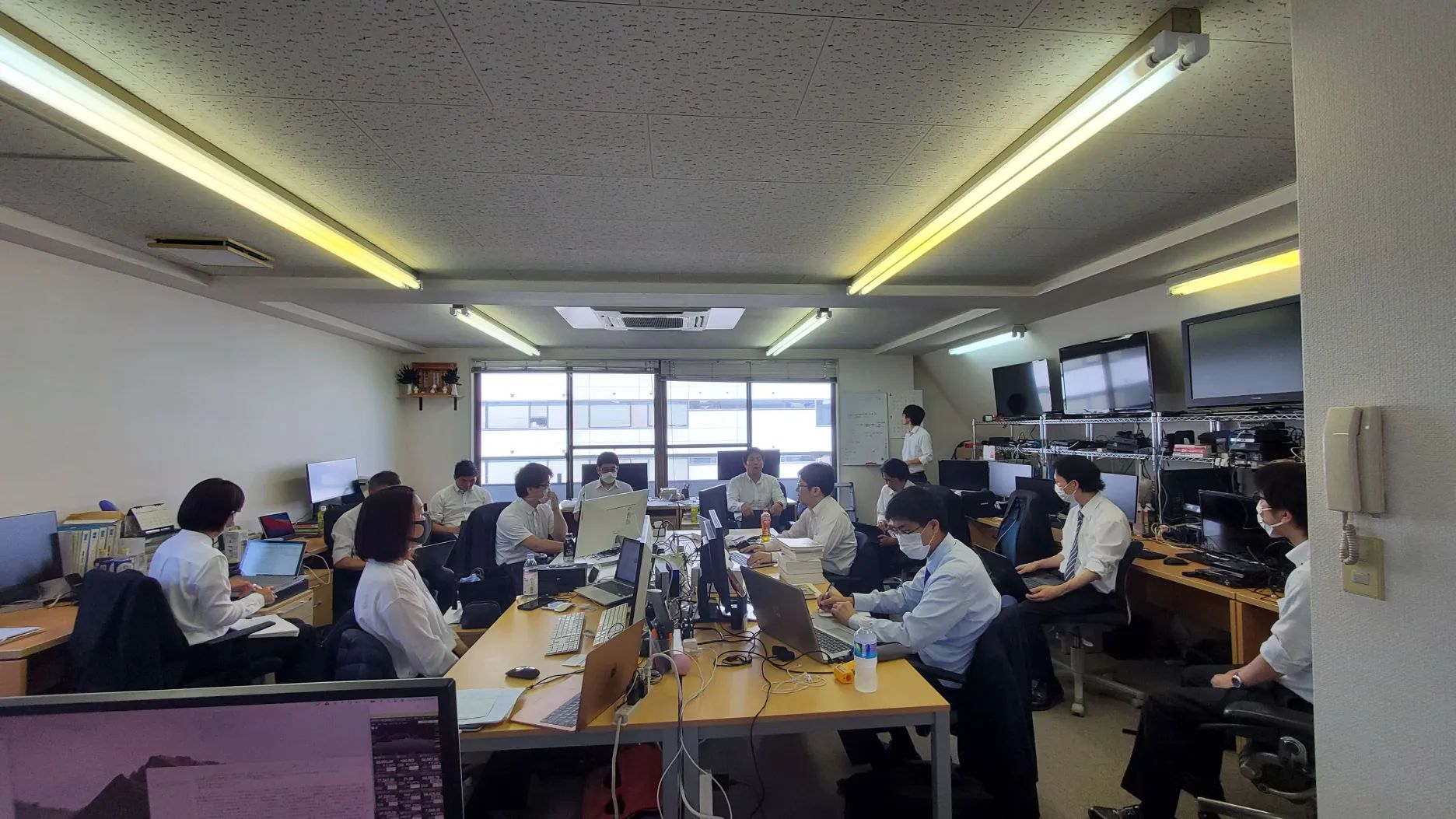 女性もいるのにトイレは１つ…とんでもないな。